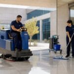 צוות ניקיון מקצועי בקמפוס משרדים מודרני בבאר שבע